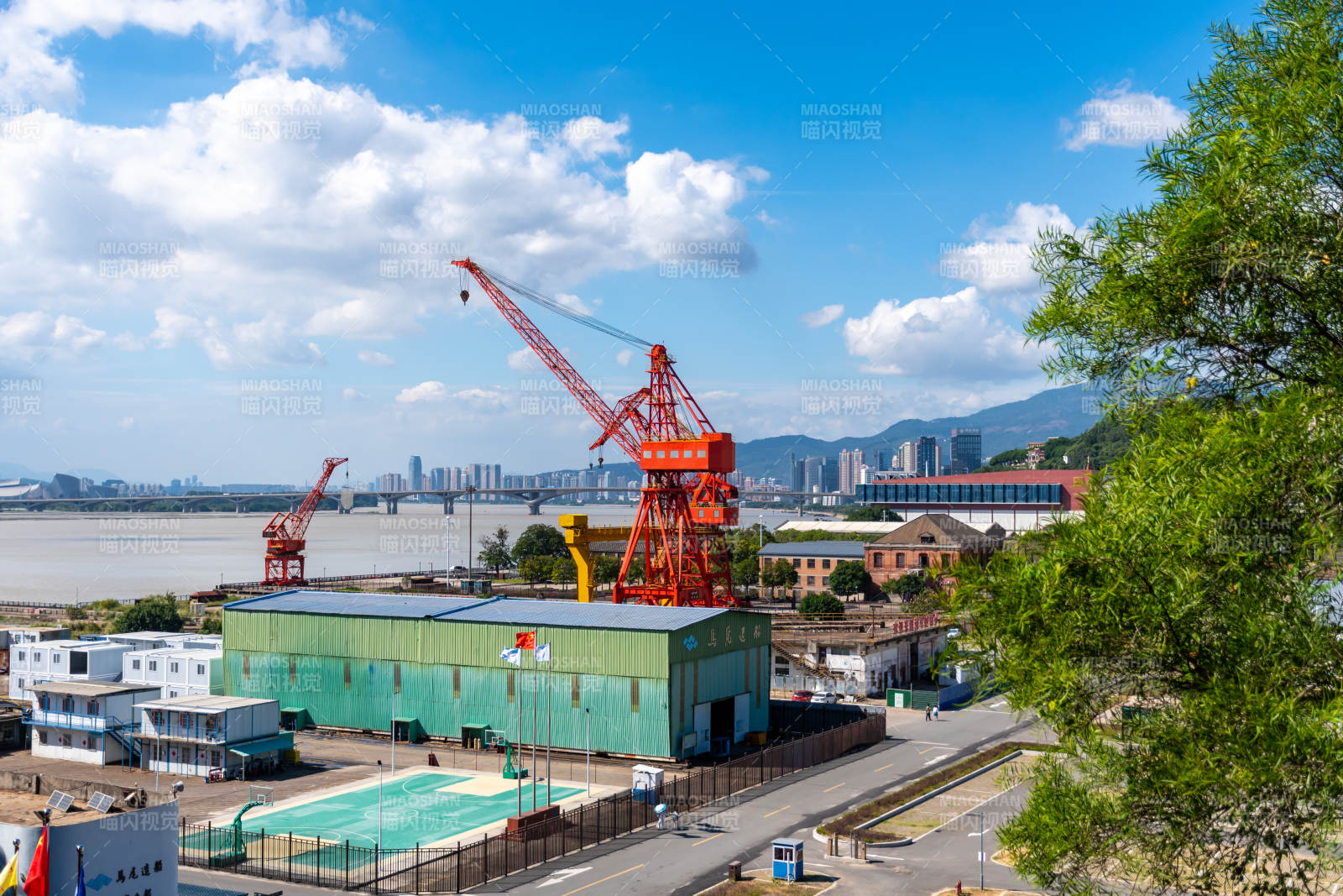 港口起重機(jī)與城市風(fēng)光