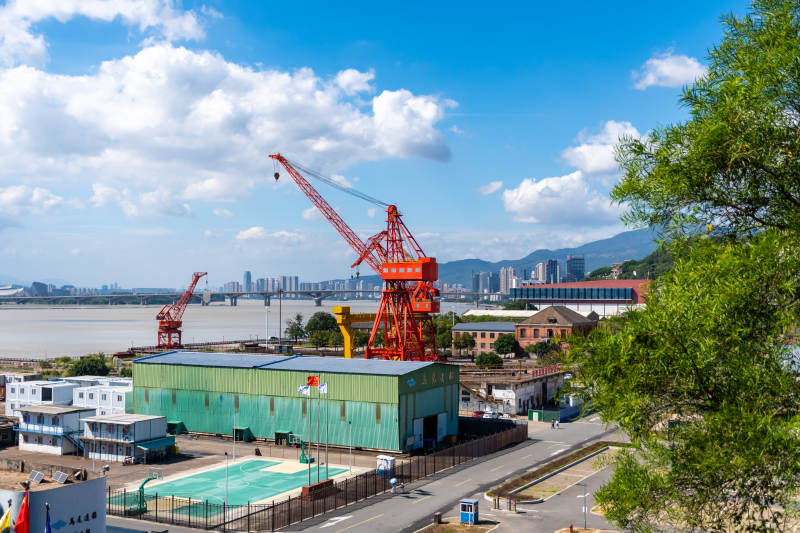 港口起重机与城市风光