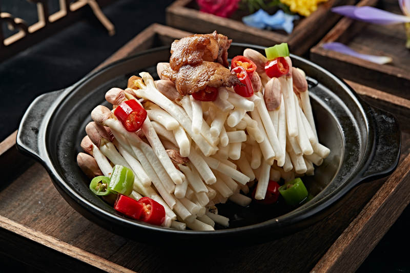 砂锅米椒五花肉片煨花生芽