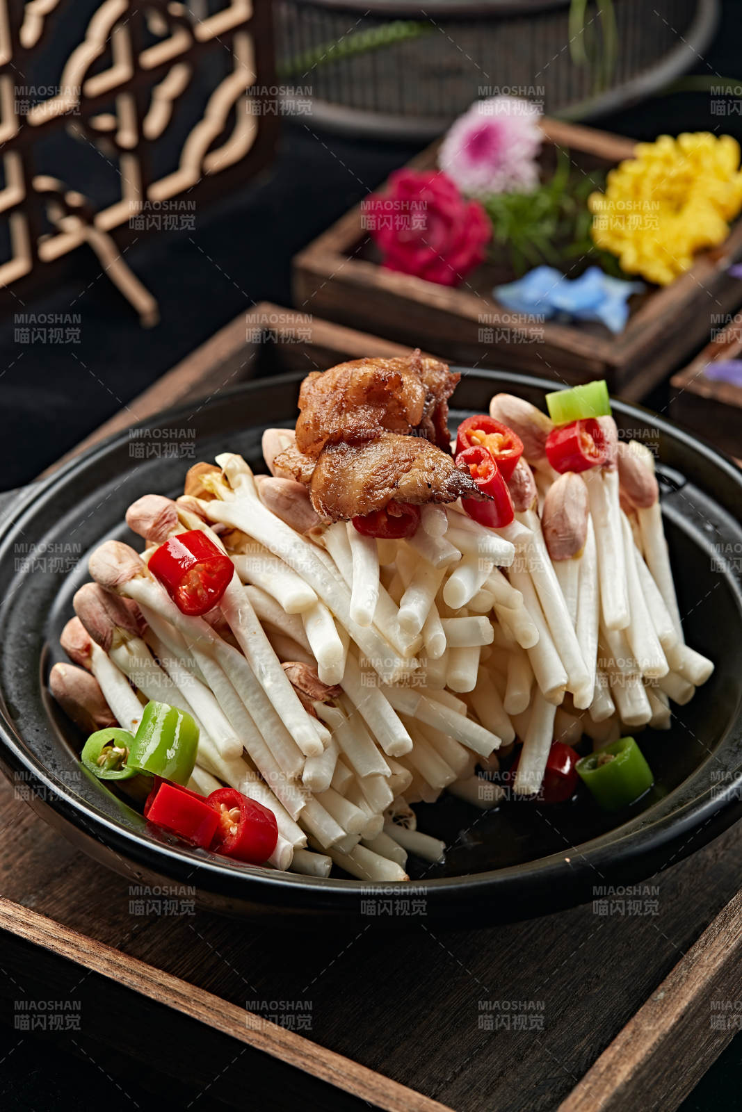 砂鍋米椒五花肉片煨花生芽