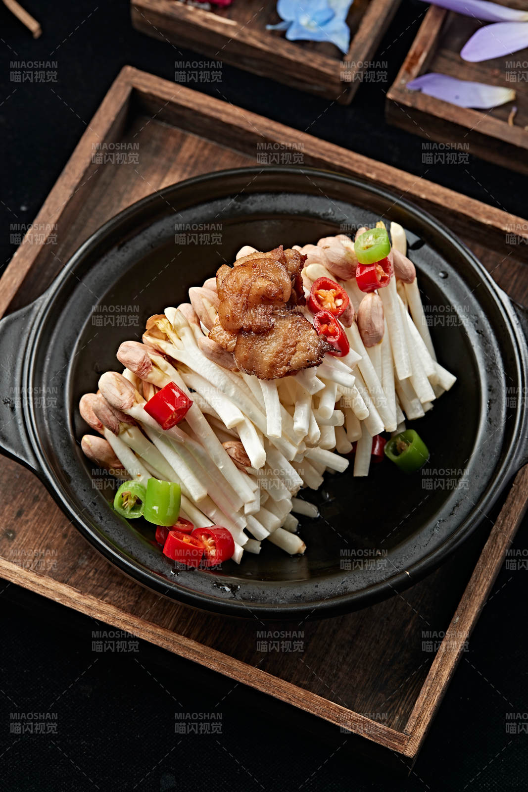 砂鍋米椒五花肉片煨花生芽