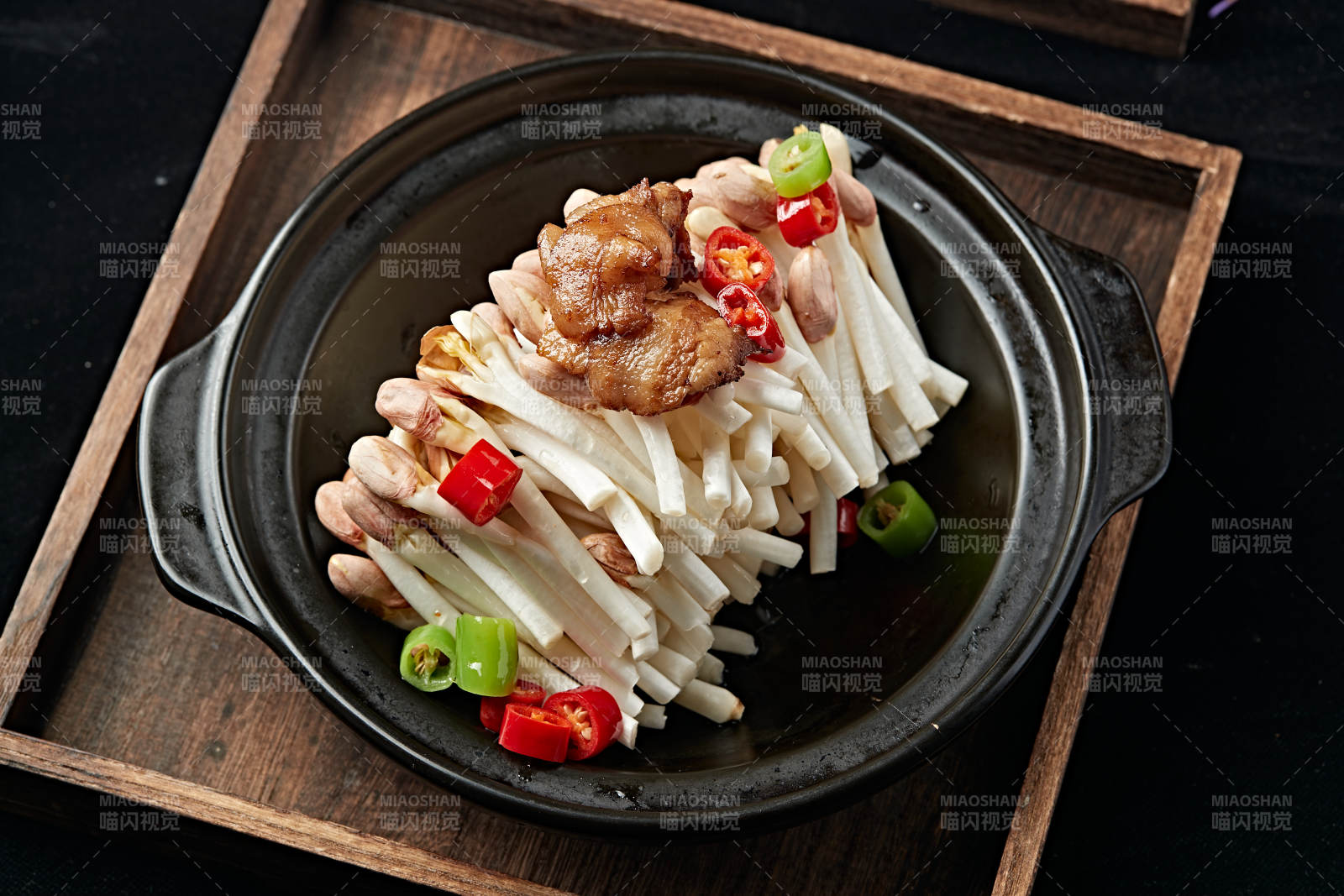 砂鍋米椒五花肉片煨花生芽