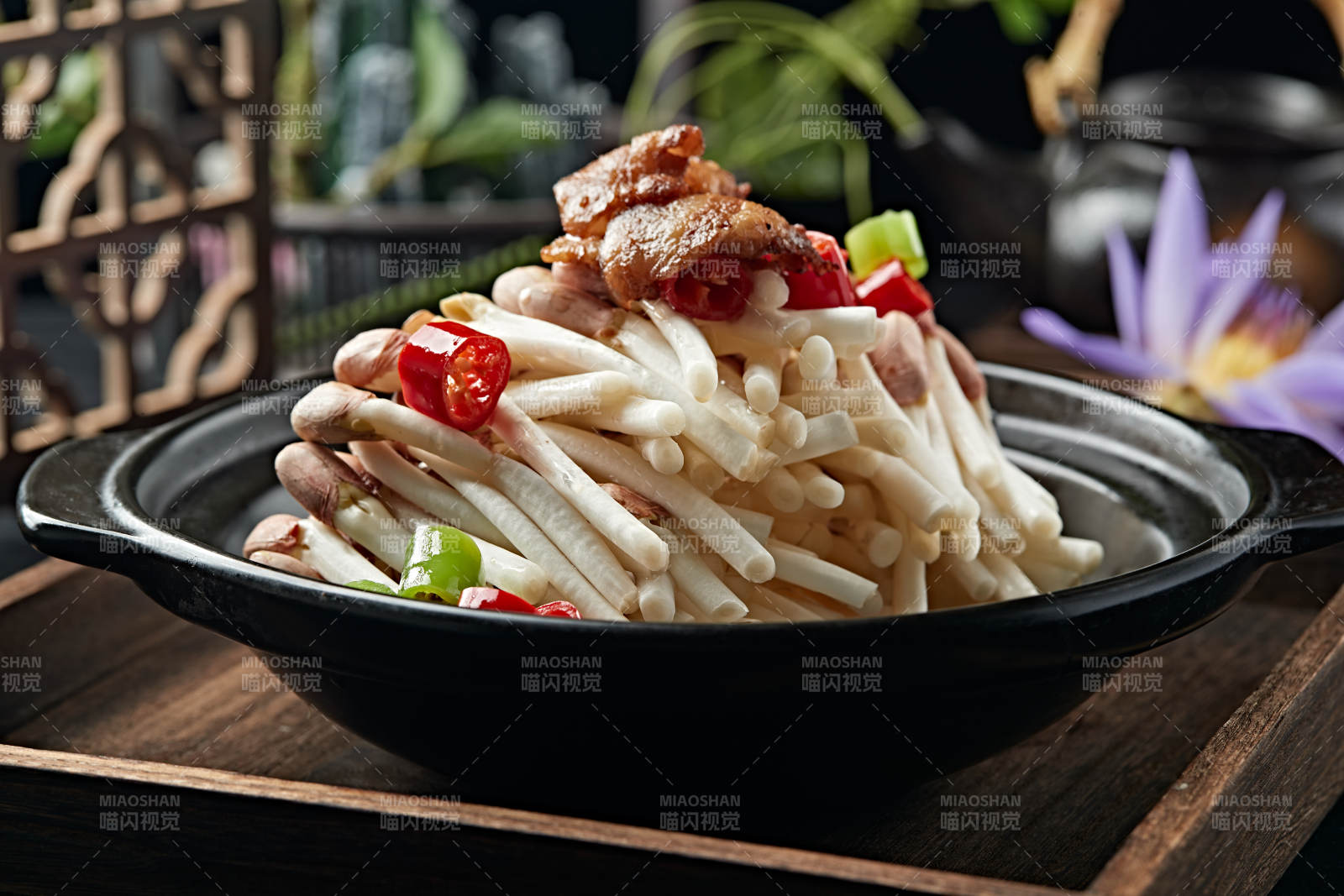 砂鍋米椒五花肉片煨花生芽