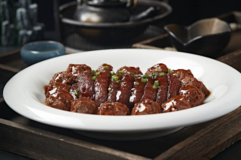 婚宴菜品红烧丸子配五花扣肉