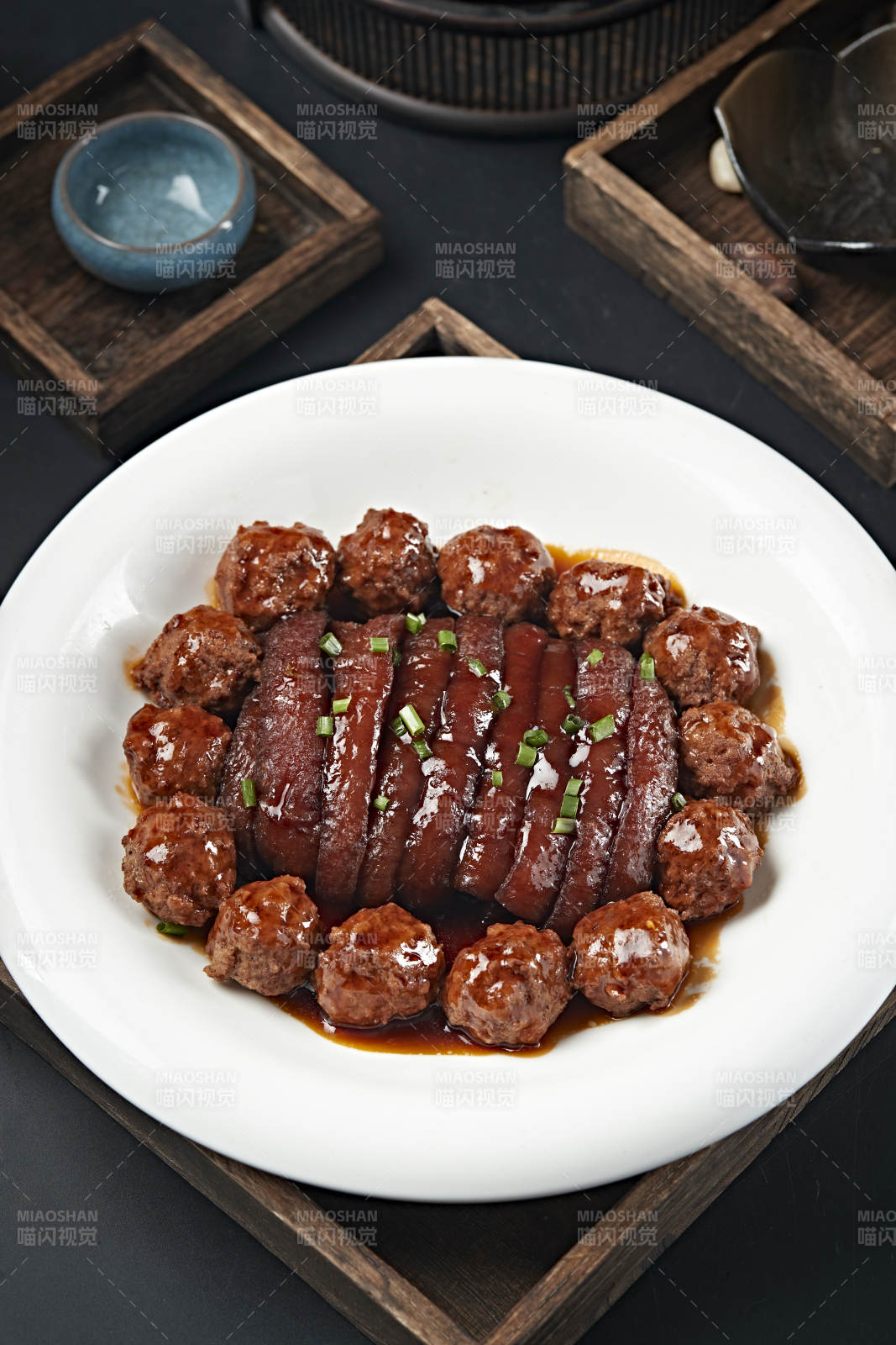 婚宴菜品红烧丸子配五花扣肉