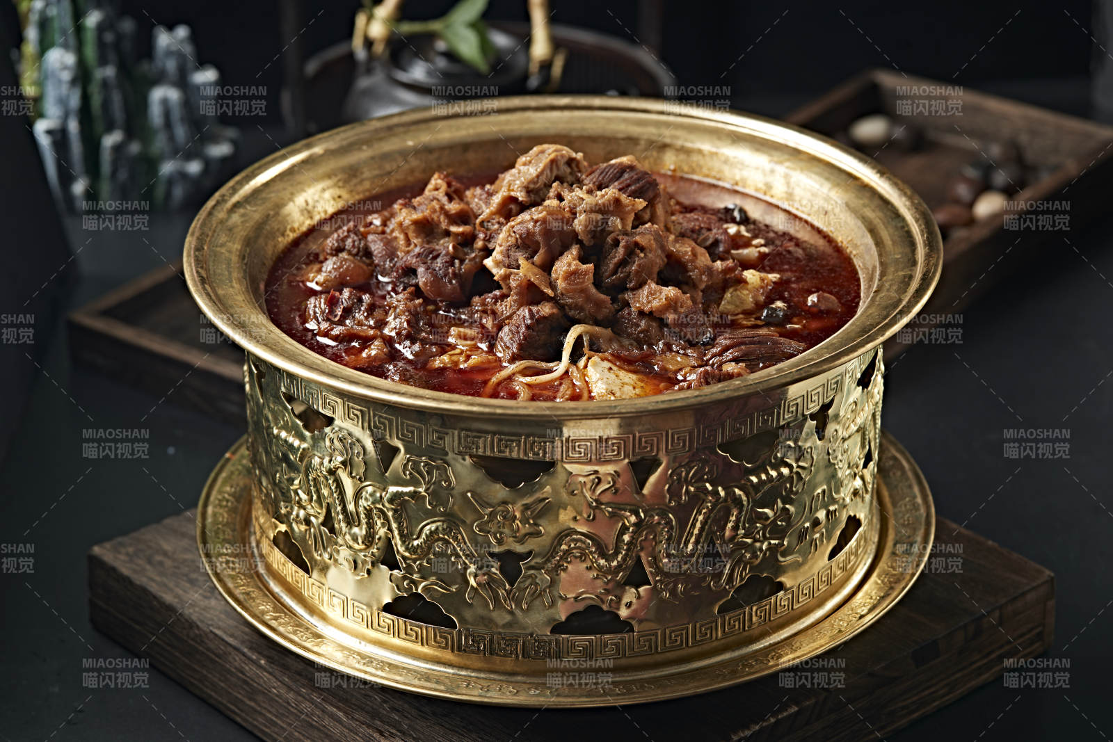 精美铜锅炖煮的红油香辣筋头巴脑