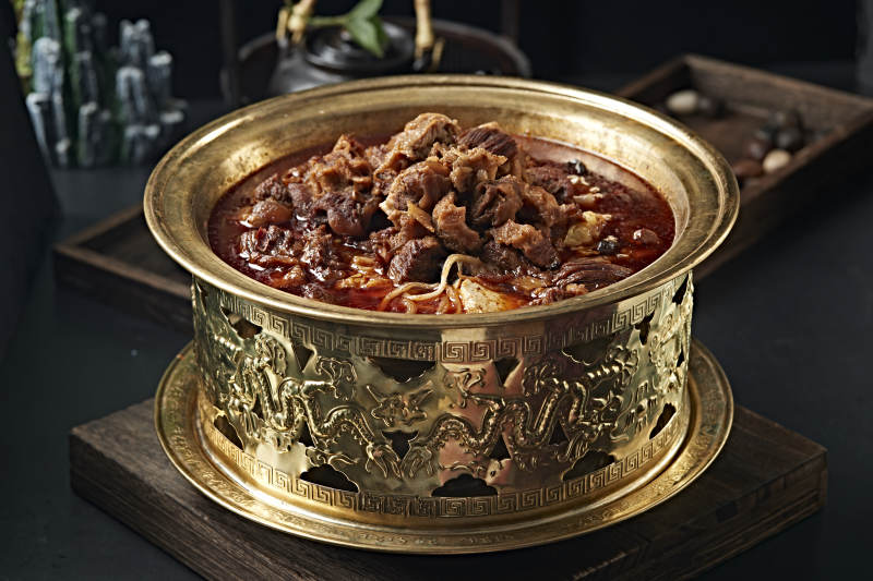 精美铜锅炖煮的红油香辣筋头巴脑