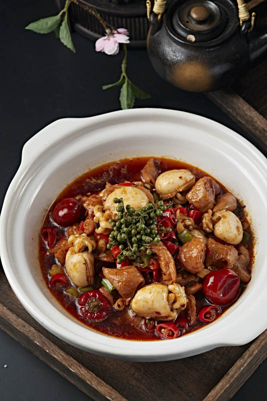 砂锅藤椒香辣墨鱼仔炖肥肠