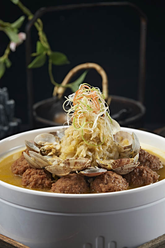 酸菜花甲炖猪肉丸子