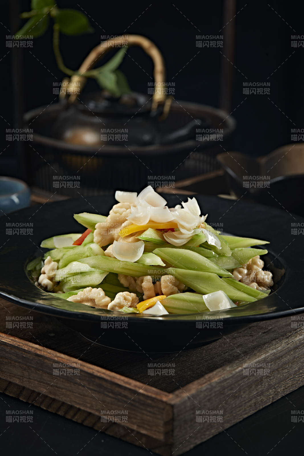 彩椒百合西芹炒桃仁