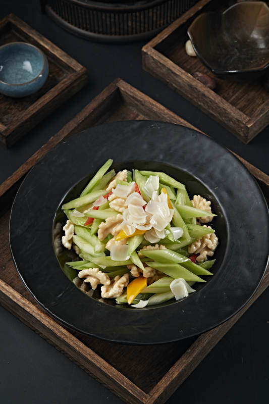 彩椒百合西芹炒桃仁