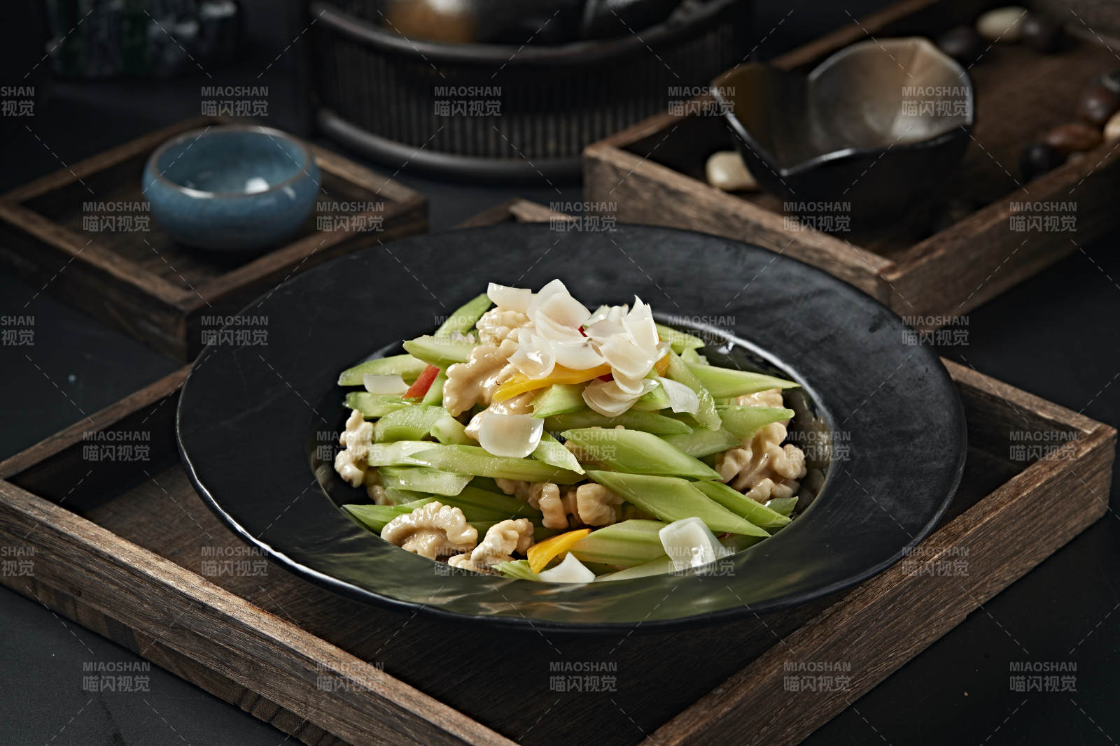 彩椒百合西芹炒桃仁