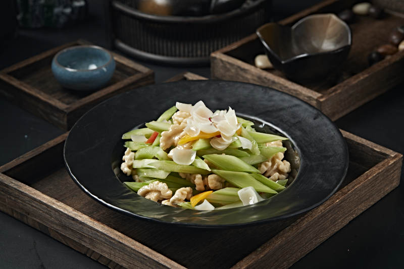 彩椒百合西芹炒桃仁