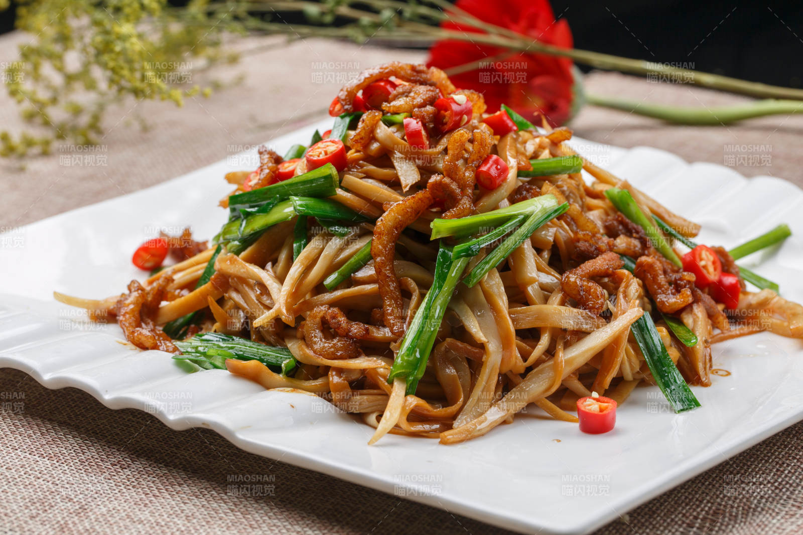 白色瓷盘装的的彩椒小炒双菇