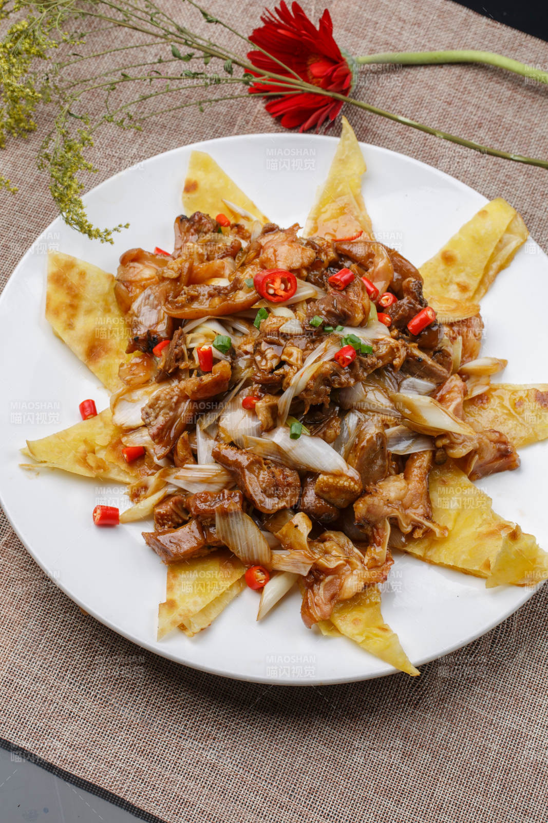 方瓷盤裝的大蔥爆羊肉