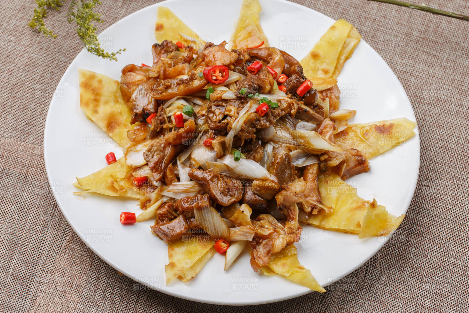 方瓷盤裝的大蔥爆羊肉