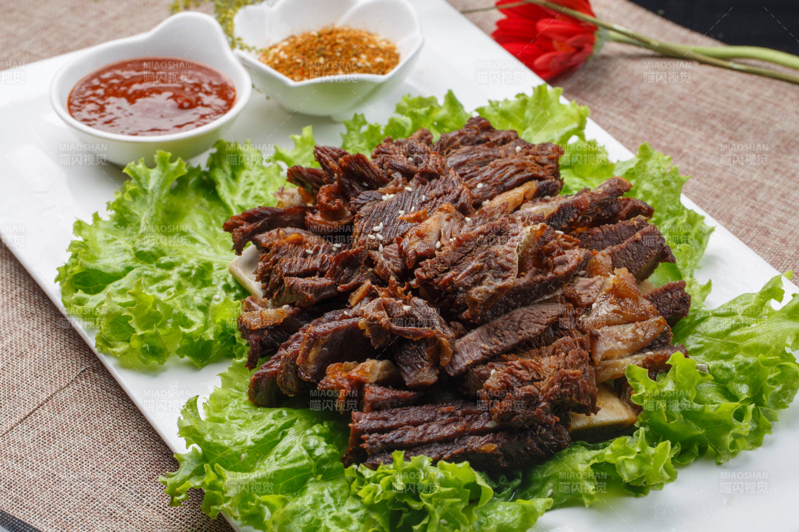 方瓷盤裝的大蔥爆羊肉