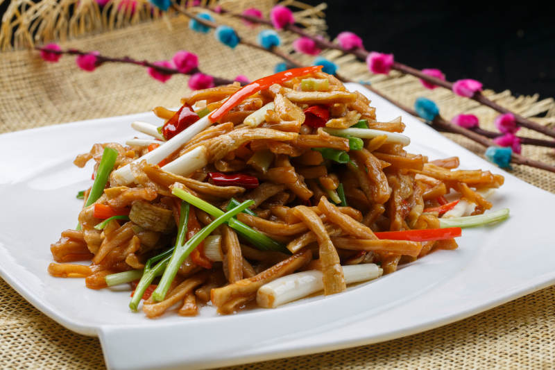 羌爆杏鲍菇摆放在黑色鹅卵石上