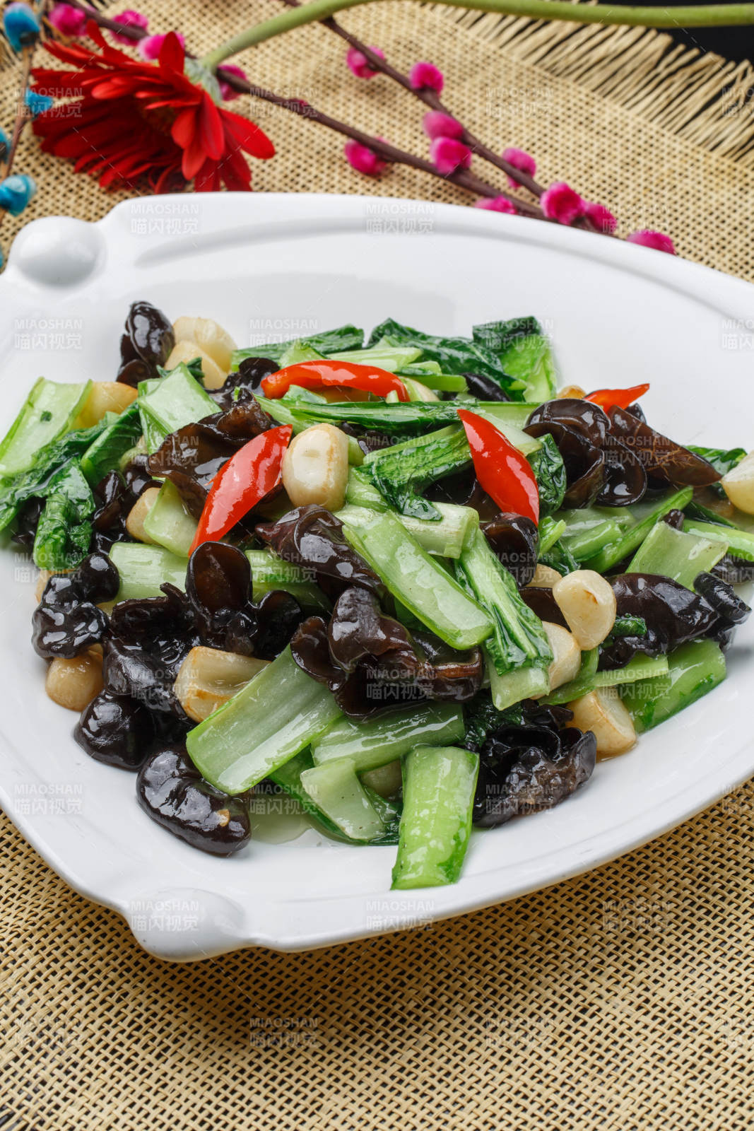 白瓷盘装的过油木须肉