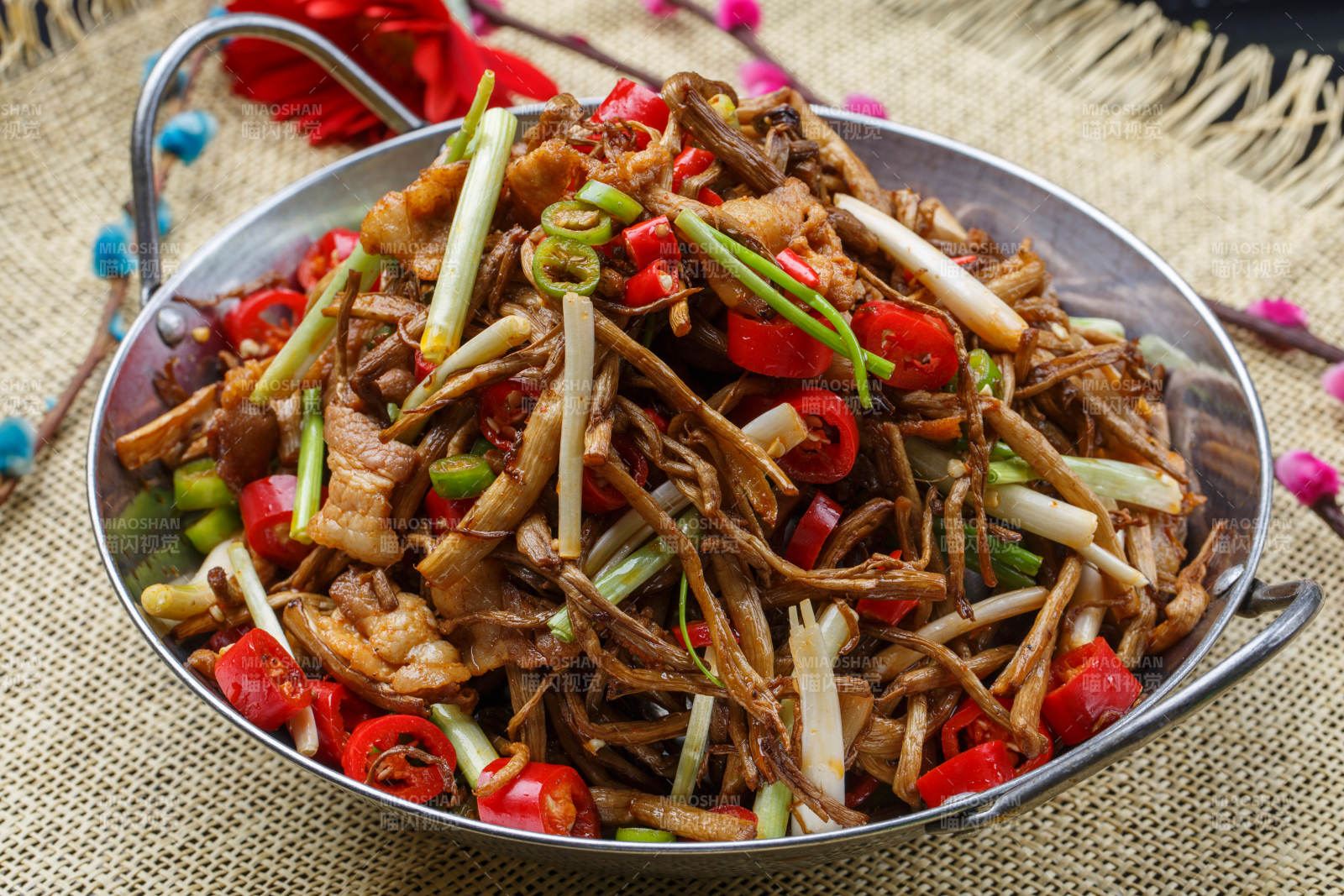 黑铁锅装的鲜椒茶树菇