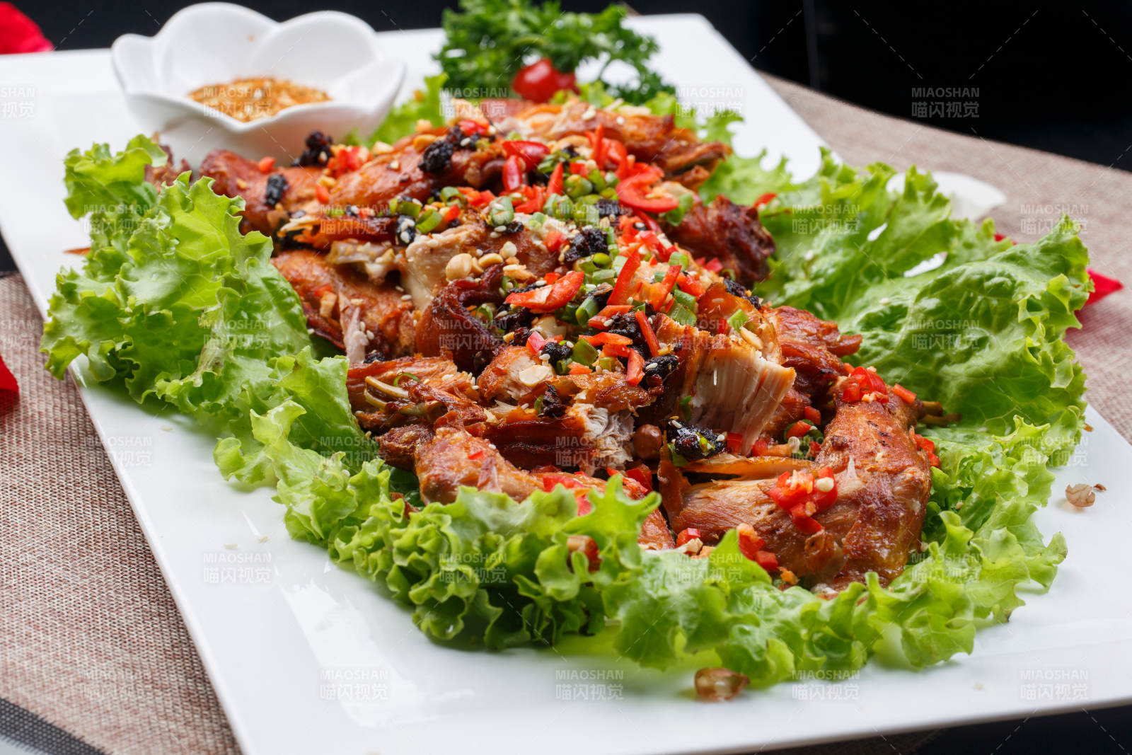 陳舊木板上的方瓷盤裝的風味手撕兔