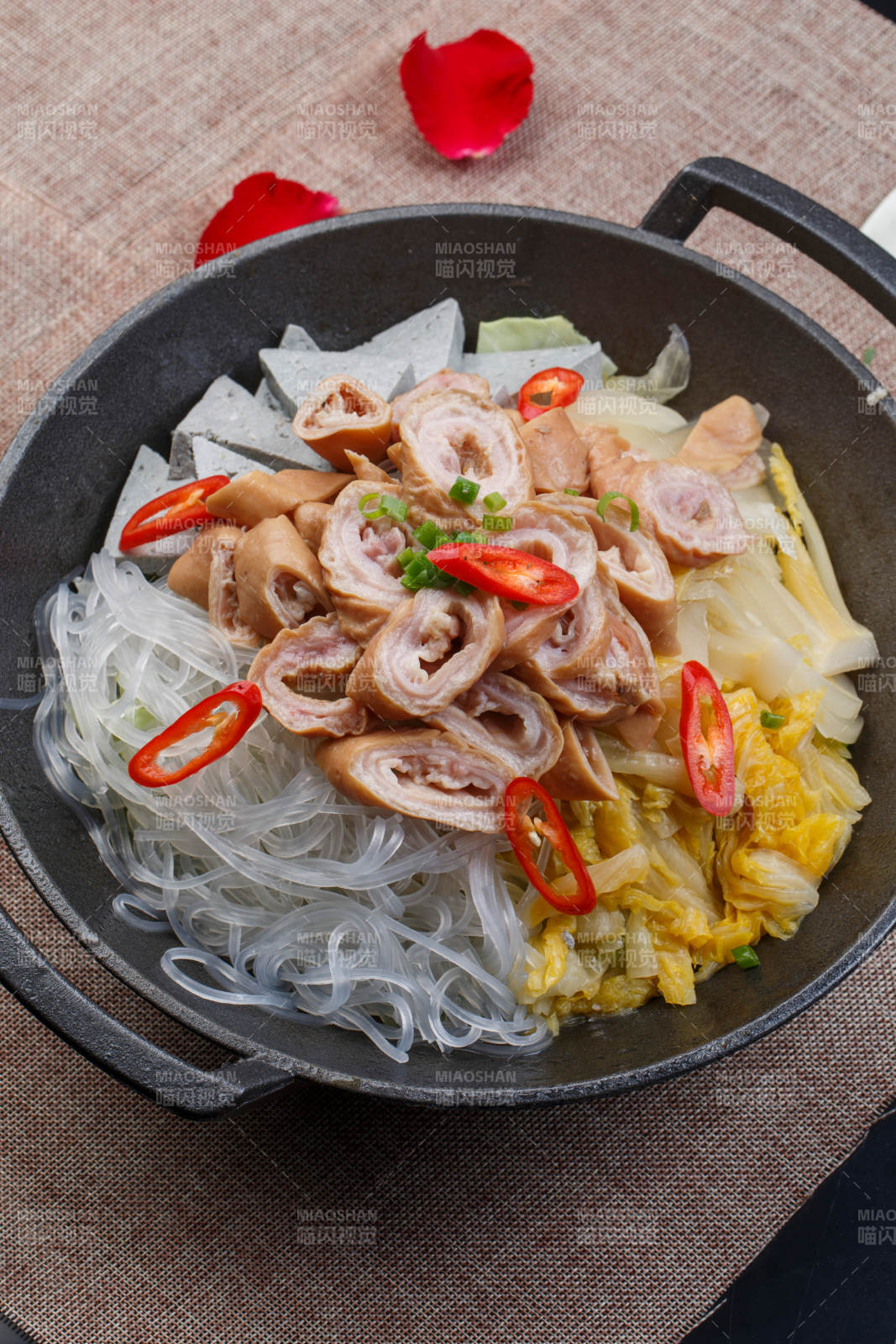 陳舊木板上的方瓷盤裝的風味手撕兔