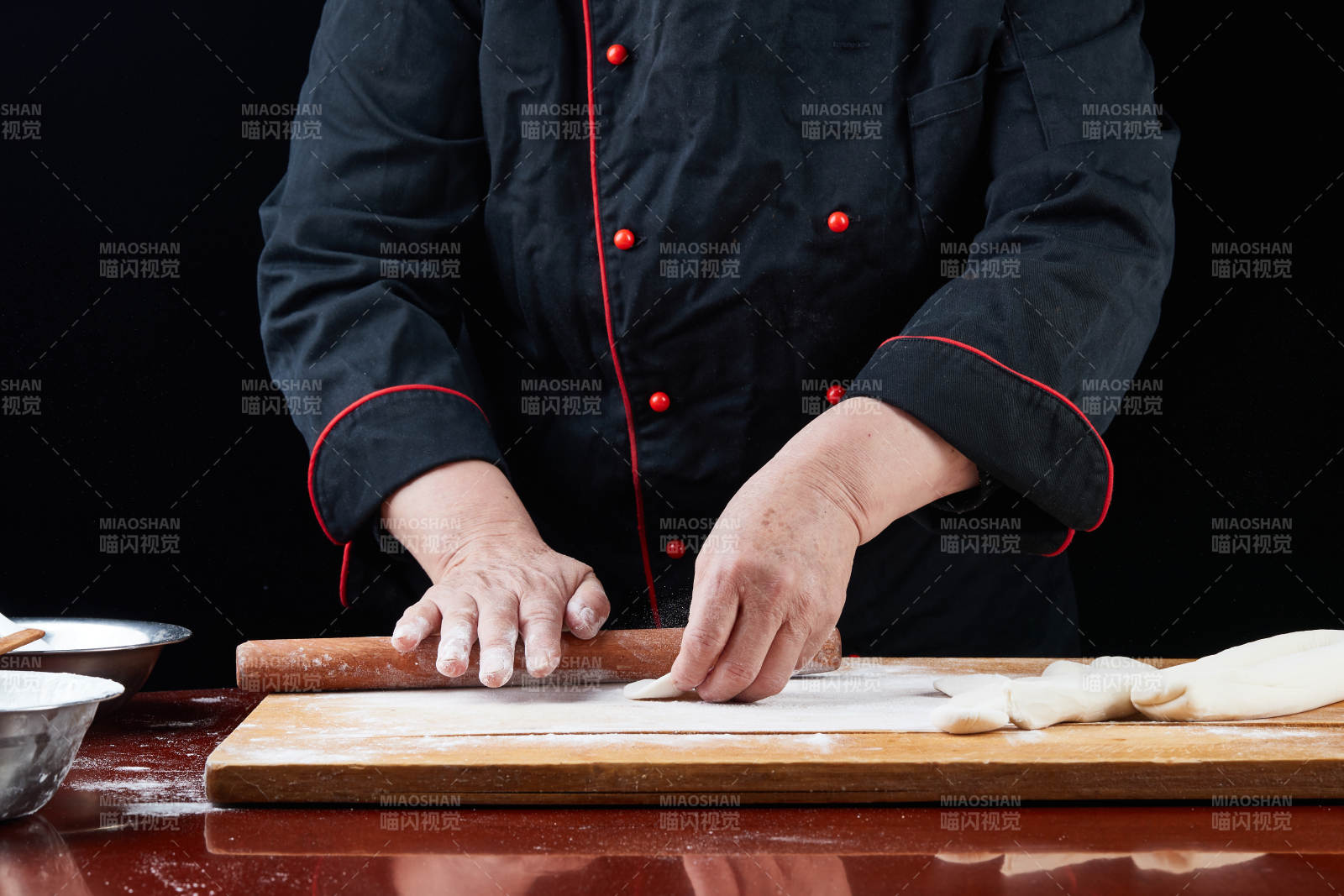 厨师现场演示饺子制作完整过程