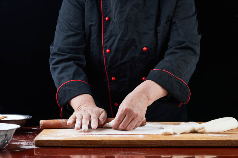 廚師現場演示餃子制作完整過程