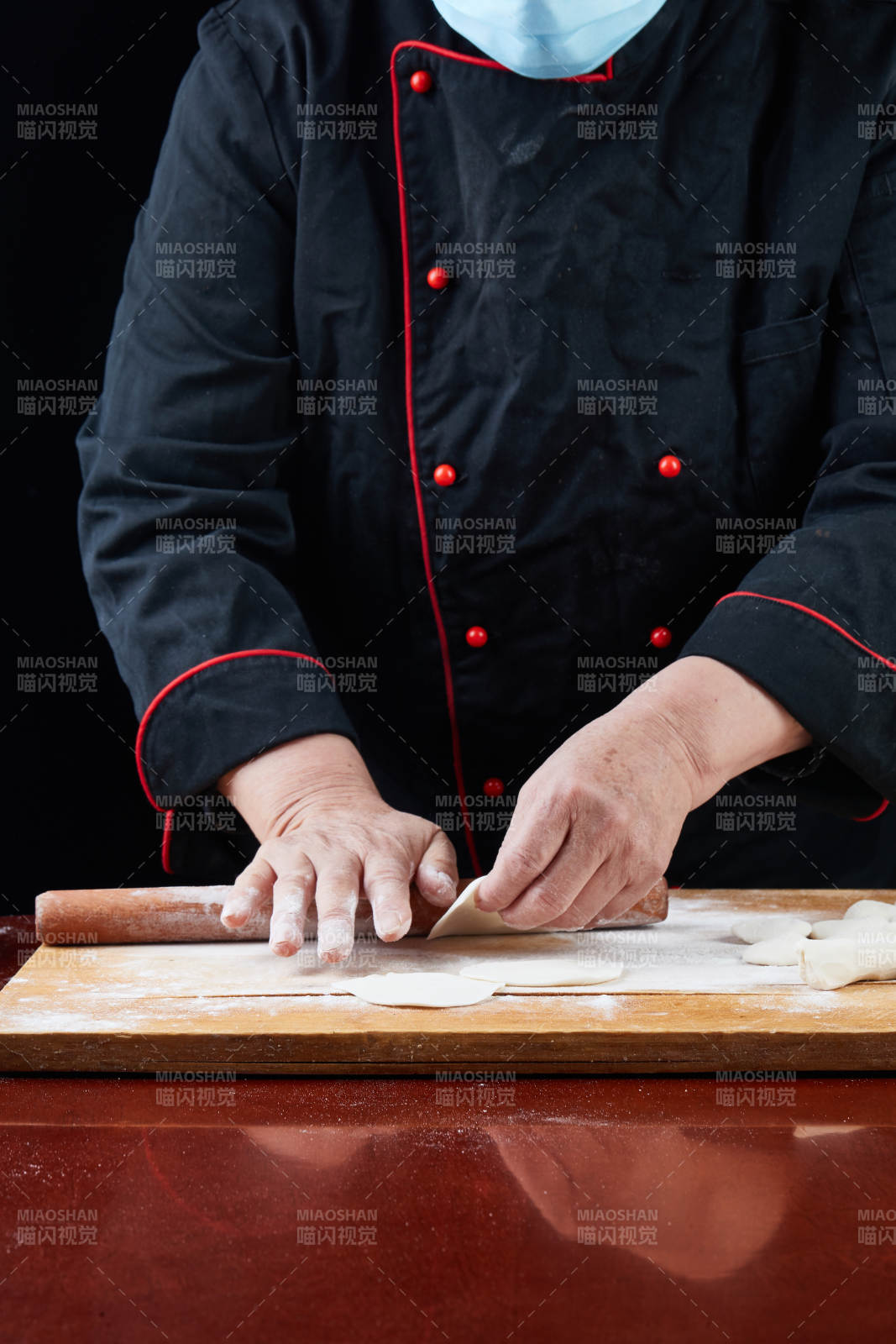 厨师现场演示饺子制作完整过程