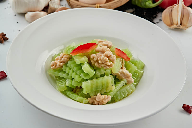 鮮萵筍拌桃仁