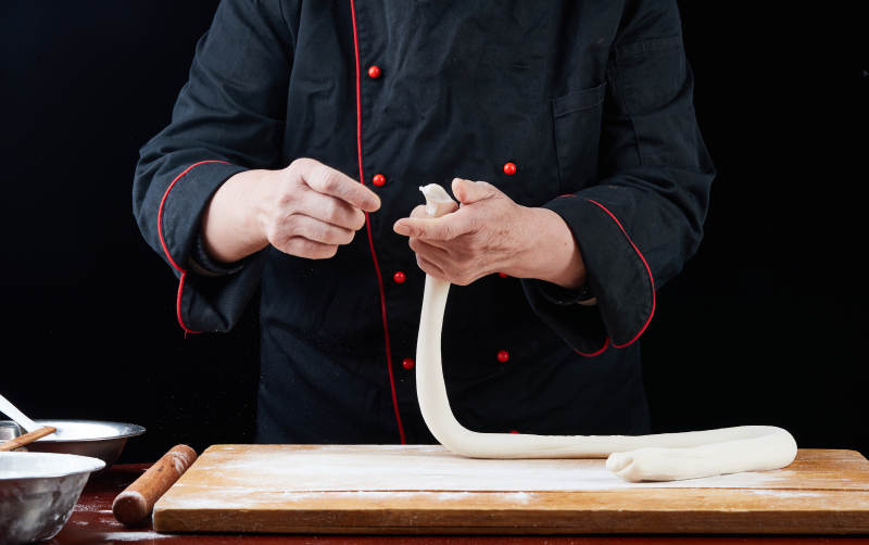 廚師現場演示餃子制作完整過程
