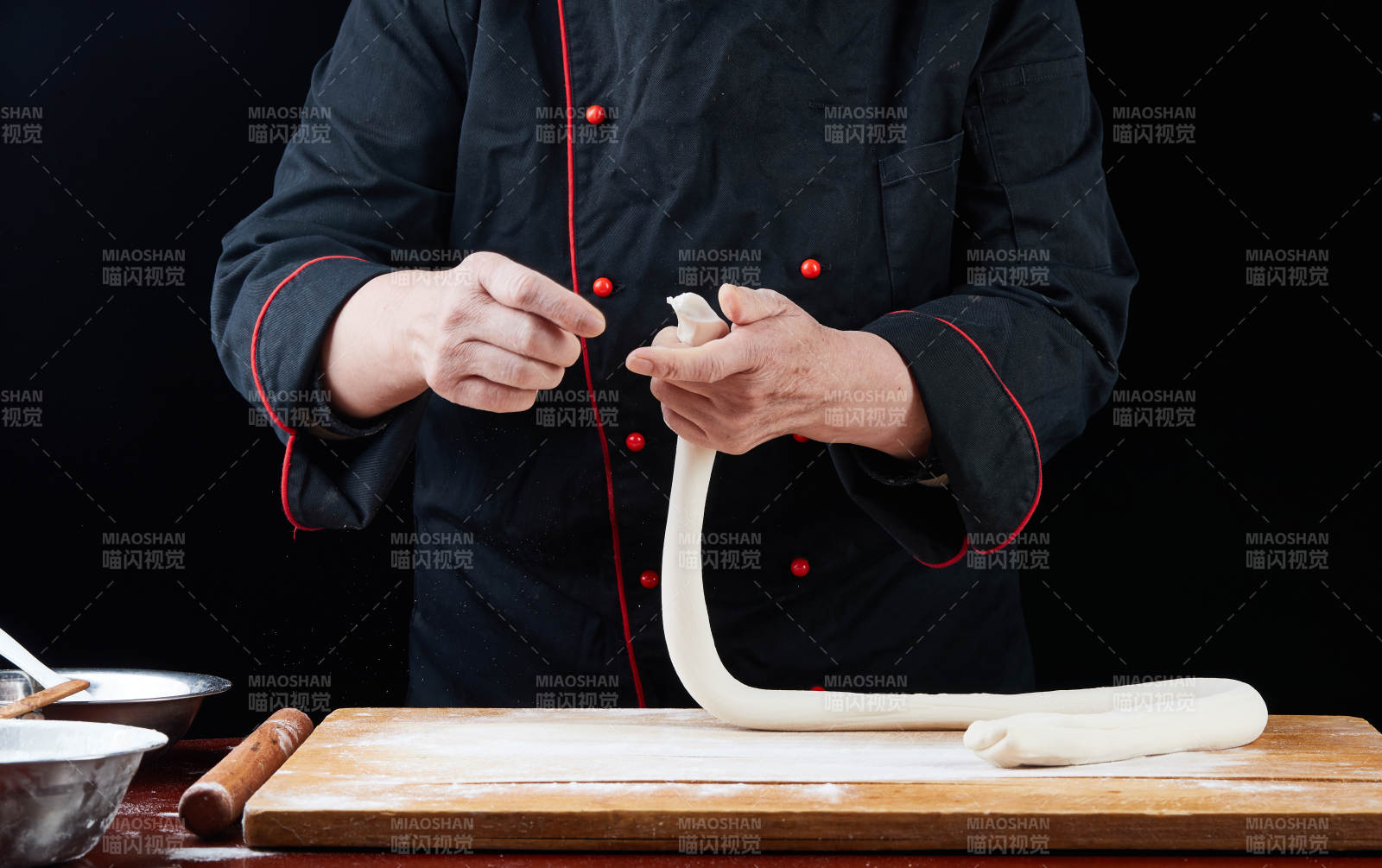 廚師現場演示餃子制作完整過程