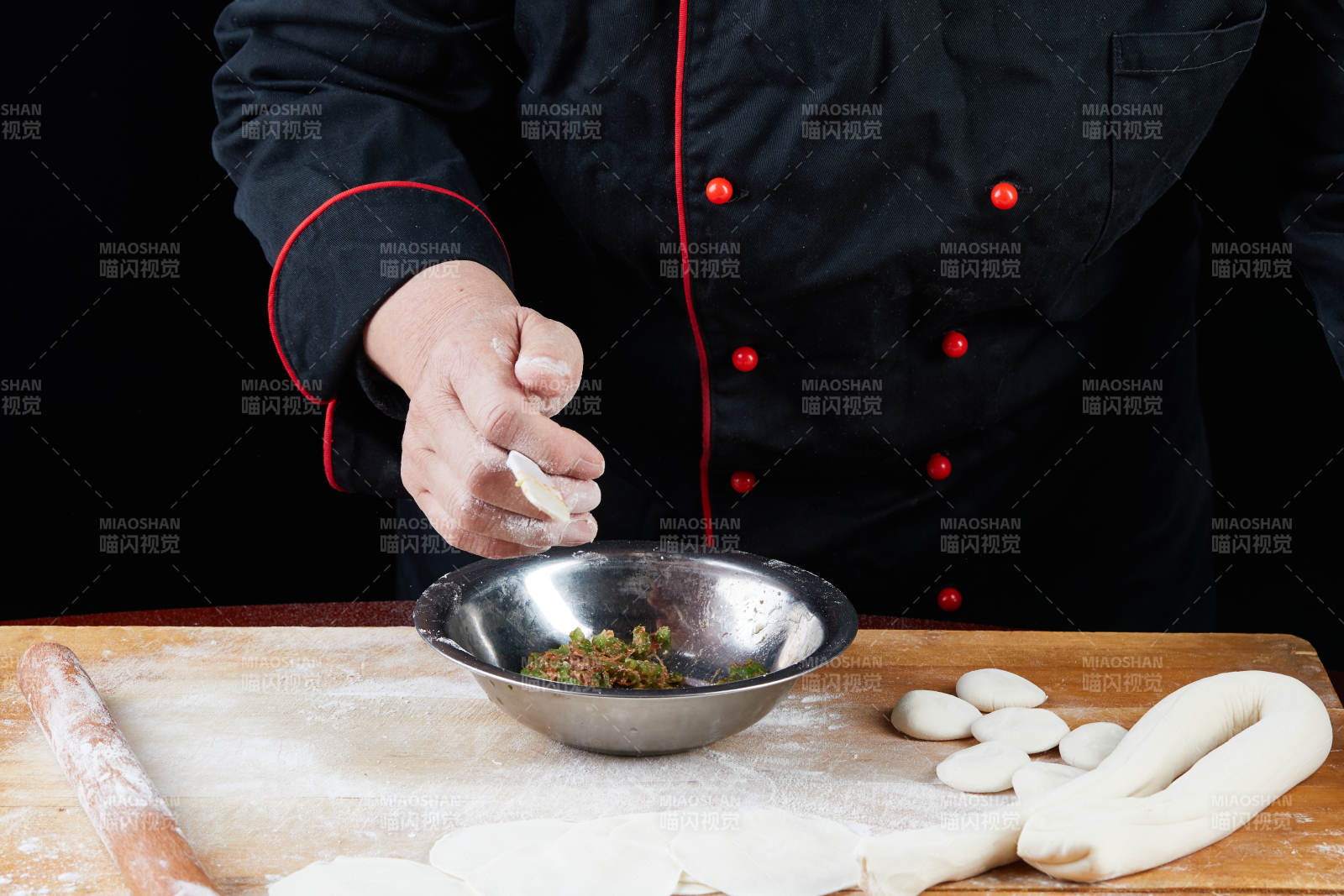 厨师现场演示饺子制作完整过程