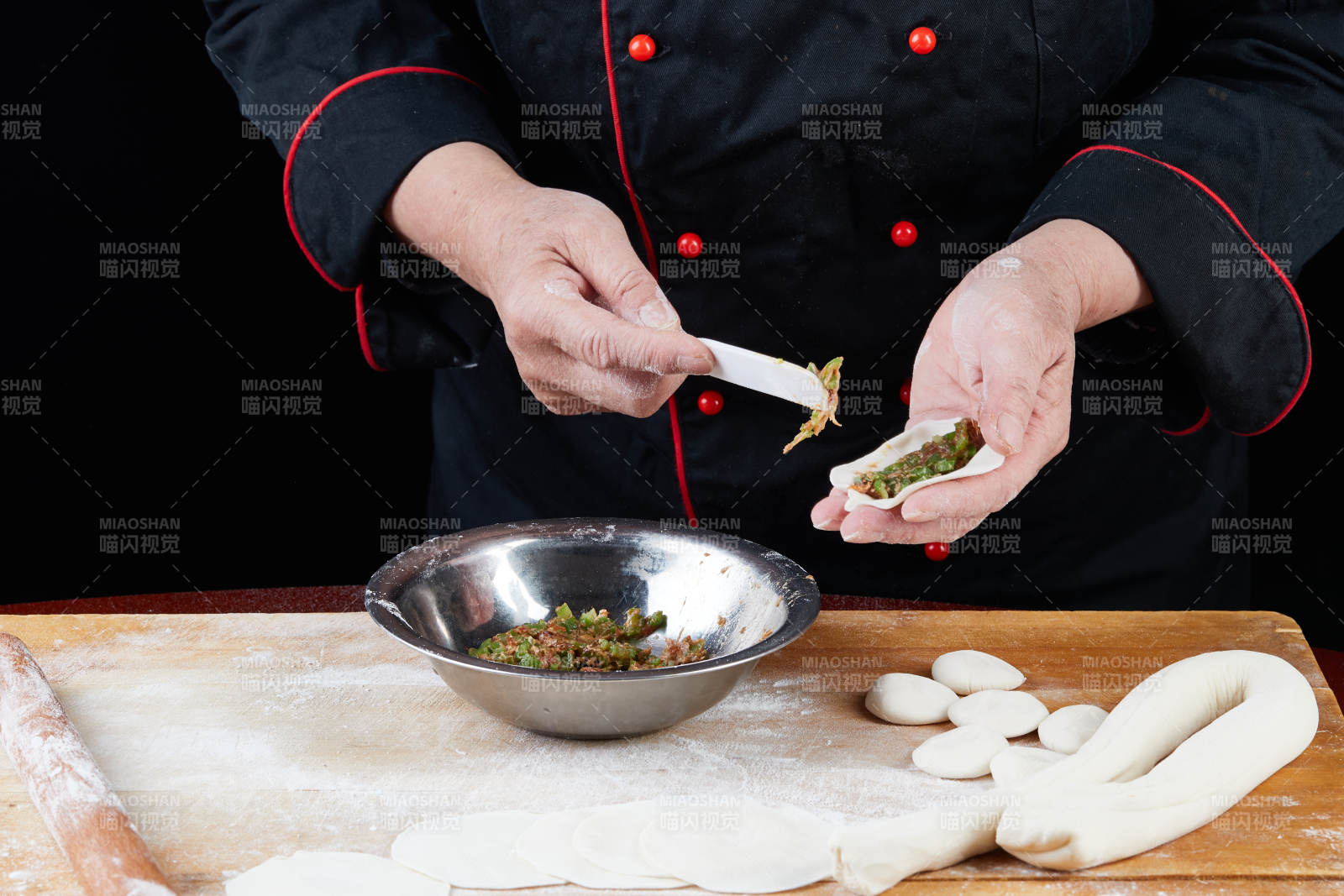 厨师现场演示饺子制作完整过程