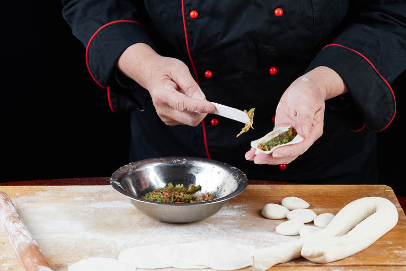 厨师现场演示饺子制作完整过程