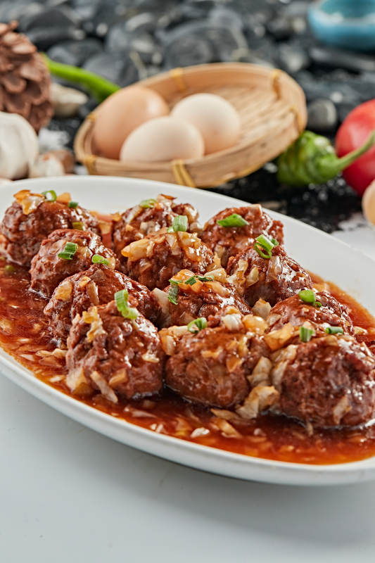 葱香浇汁红烧牛肉丸