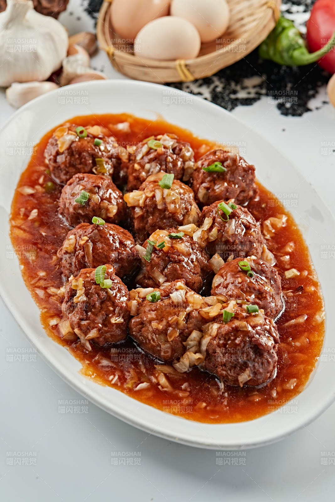 葱香浇汁红烧牛肉丸