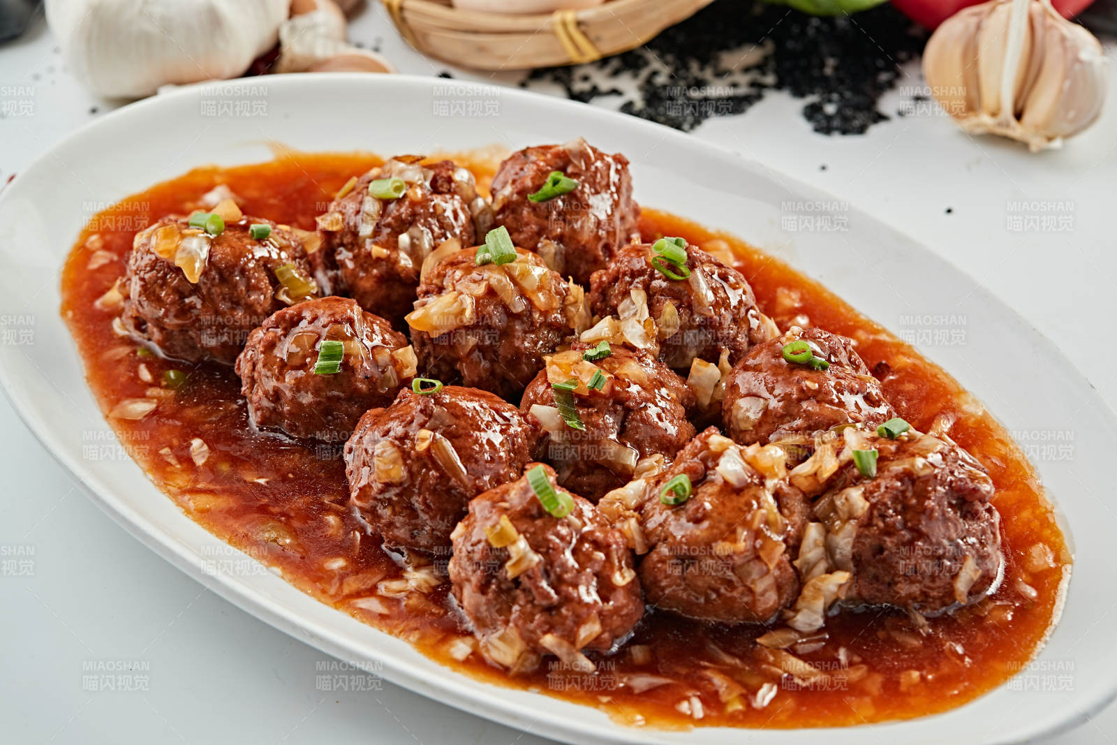 葱香浇汁红烧牛肉丸