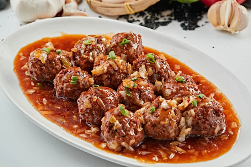 葱香浇汁红烧牛肉丸