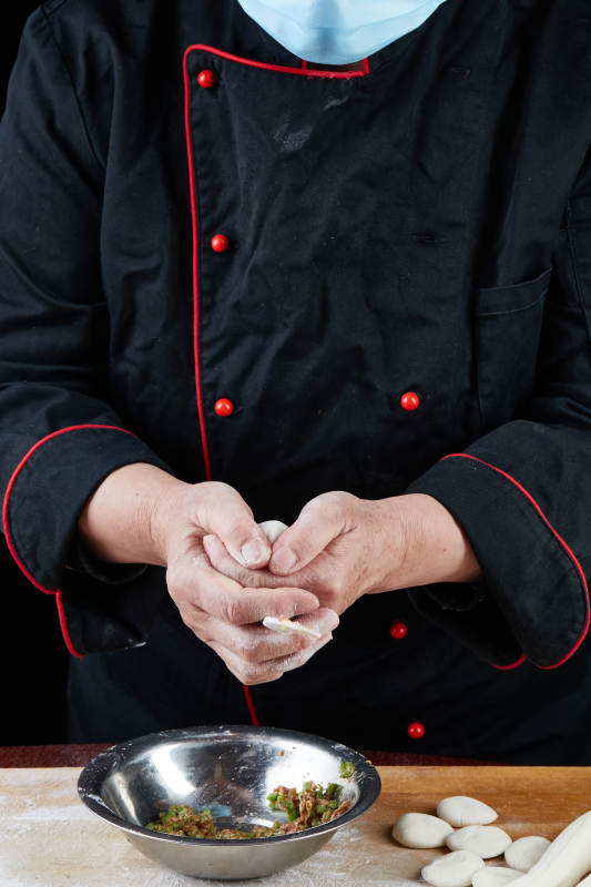 厨师现场演示饺子制作完整过程