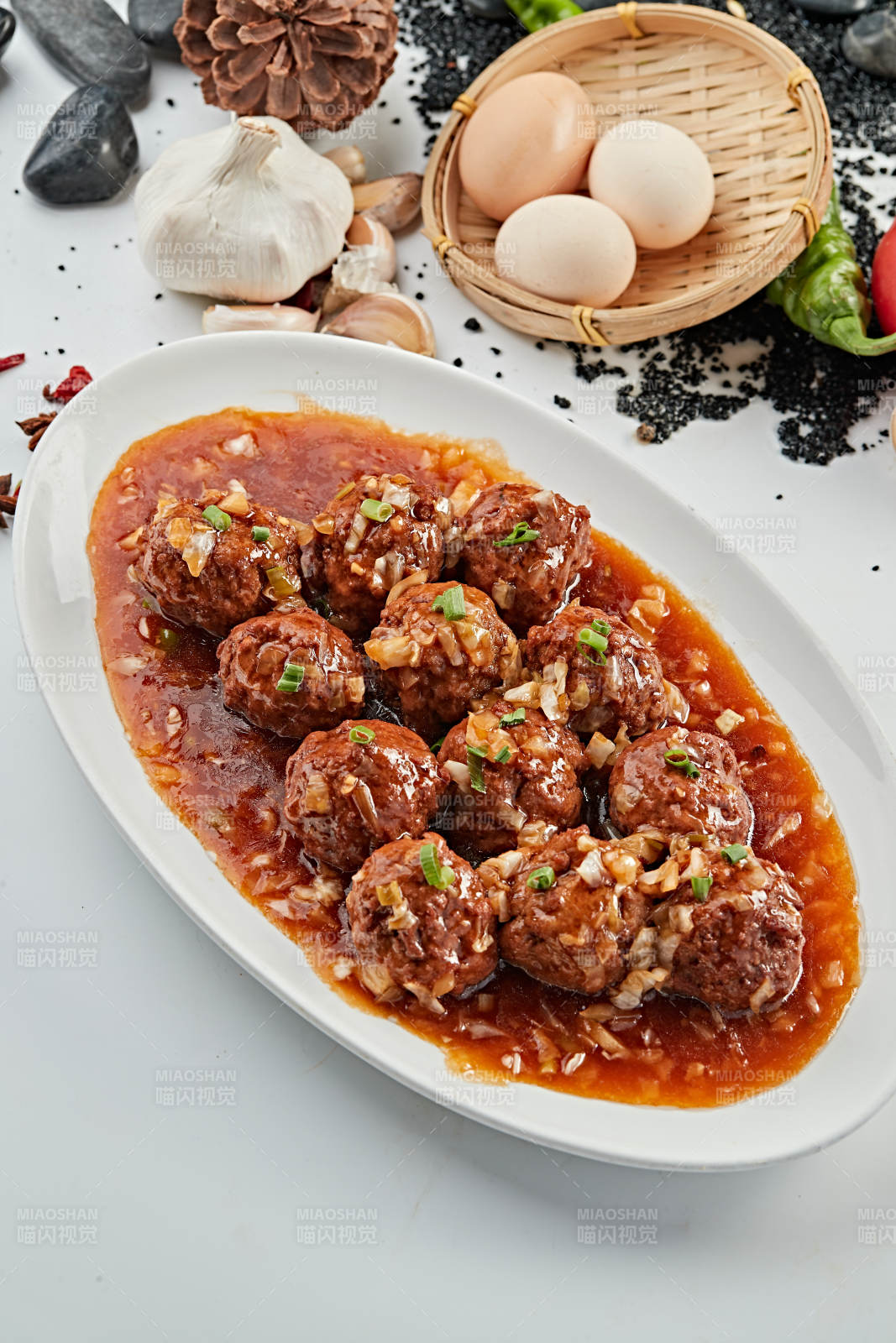 葱香浇汁红烧牛肉丸