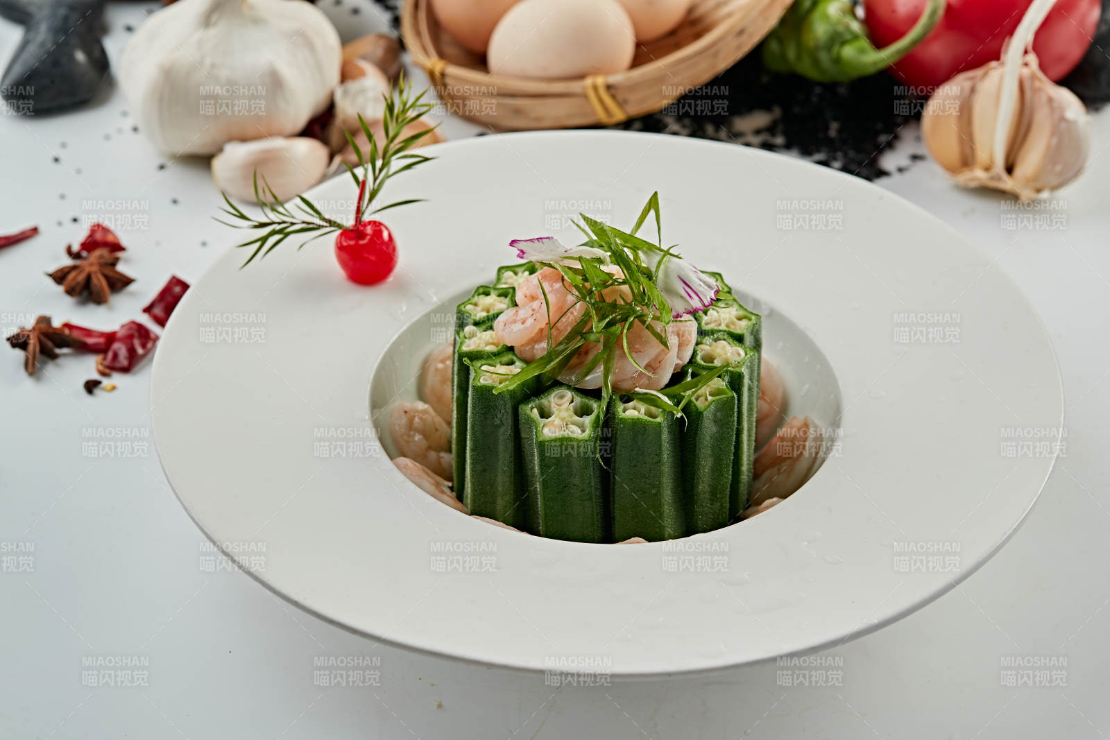 浇汁鲜秋葵配大虾仁