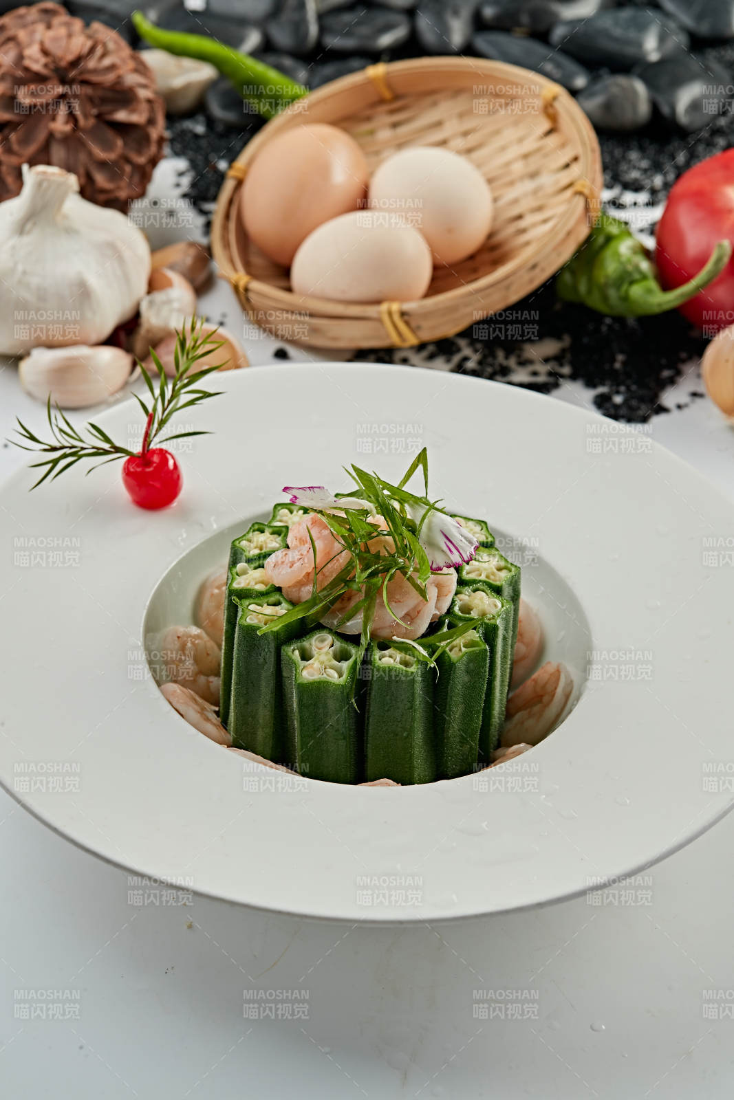 浇汁鲜秋葵配大虾仁