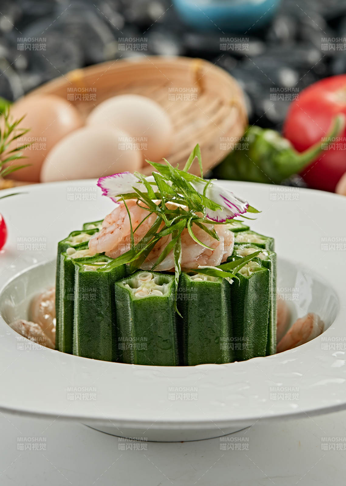 浇汁鲜秋葵配大虾仁