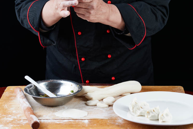 厨师现场演示饺子制作完整过程