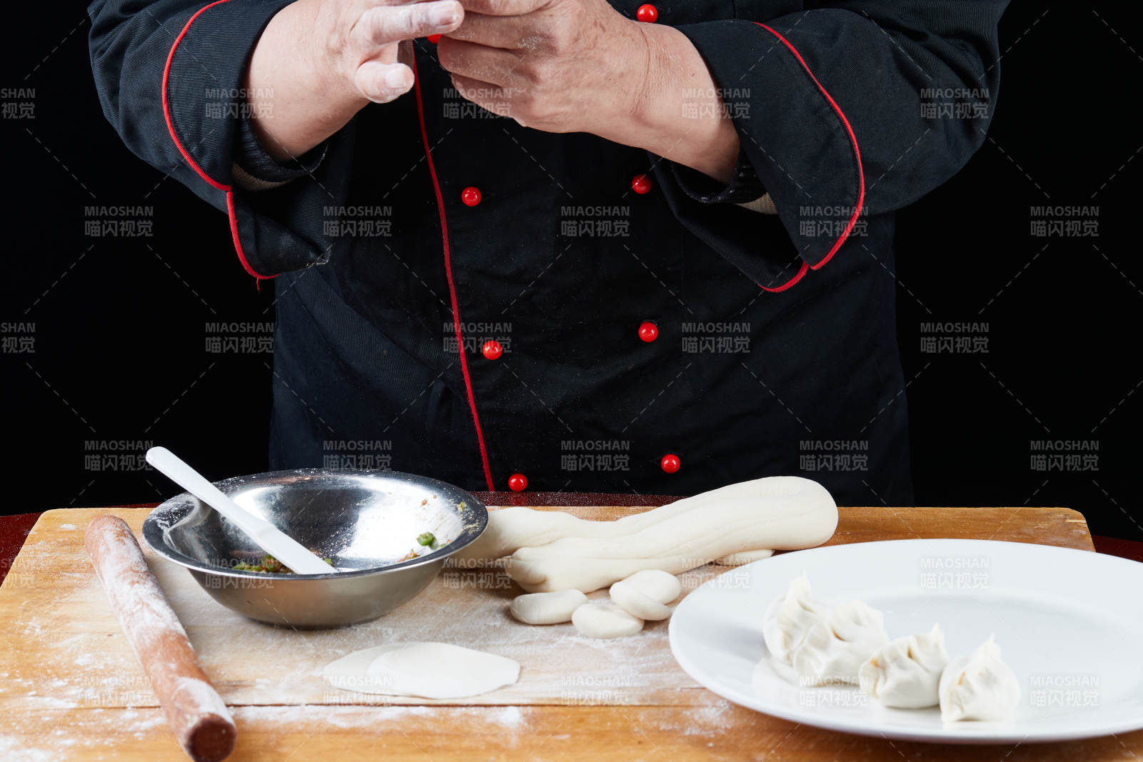厨师现场演示饺子制作完整过程