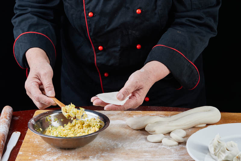 厨师现场演示饺子制作完整过程