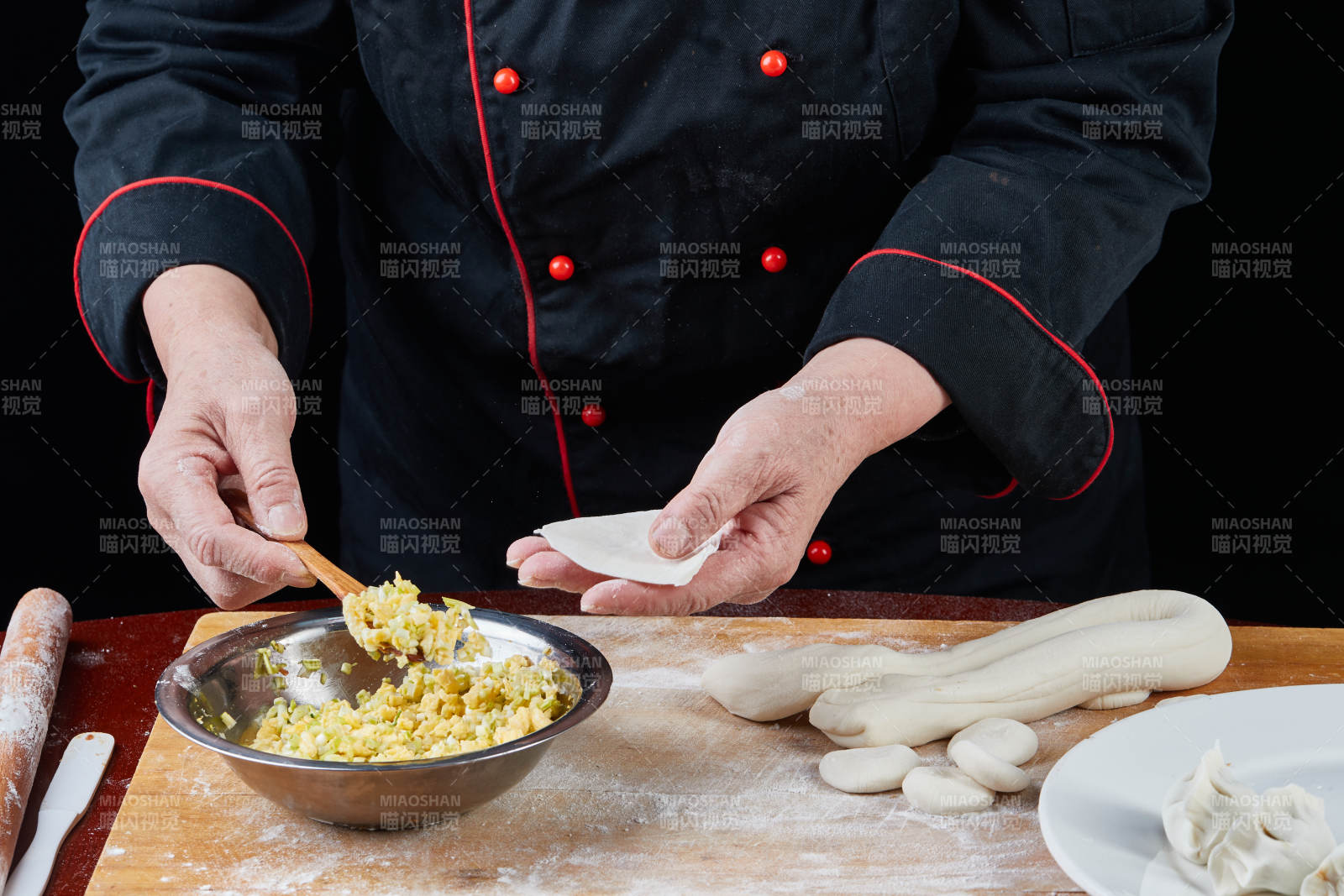 厨师现场演示饺子制作完整过程