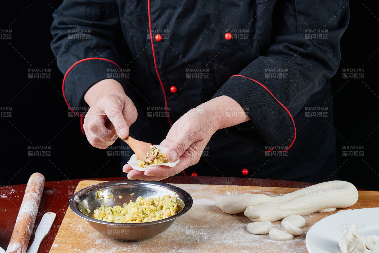 厨师现场演示饺子制作完整过程