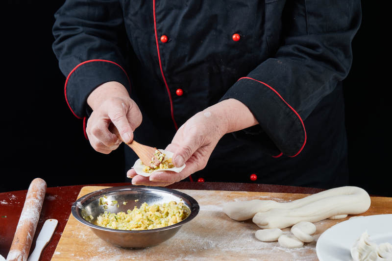 厨师现场演示饺子制作完整过程